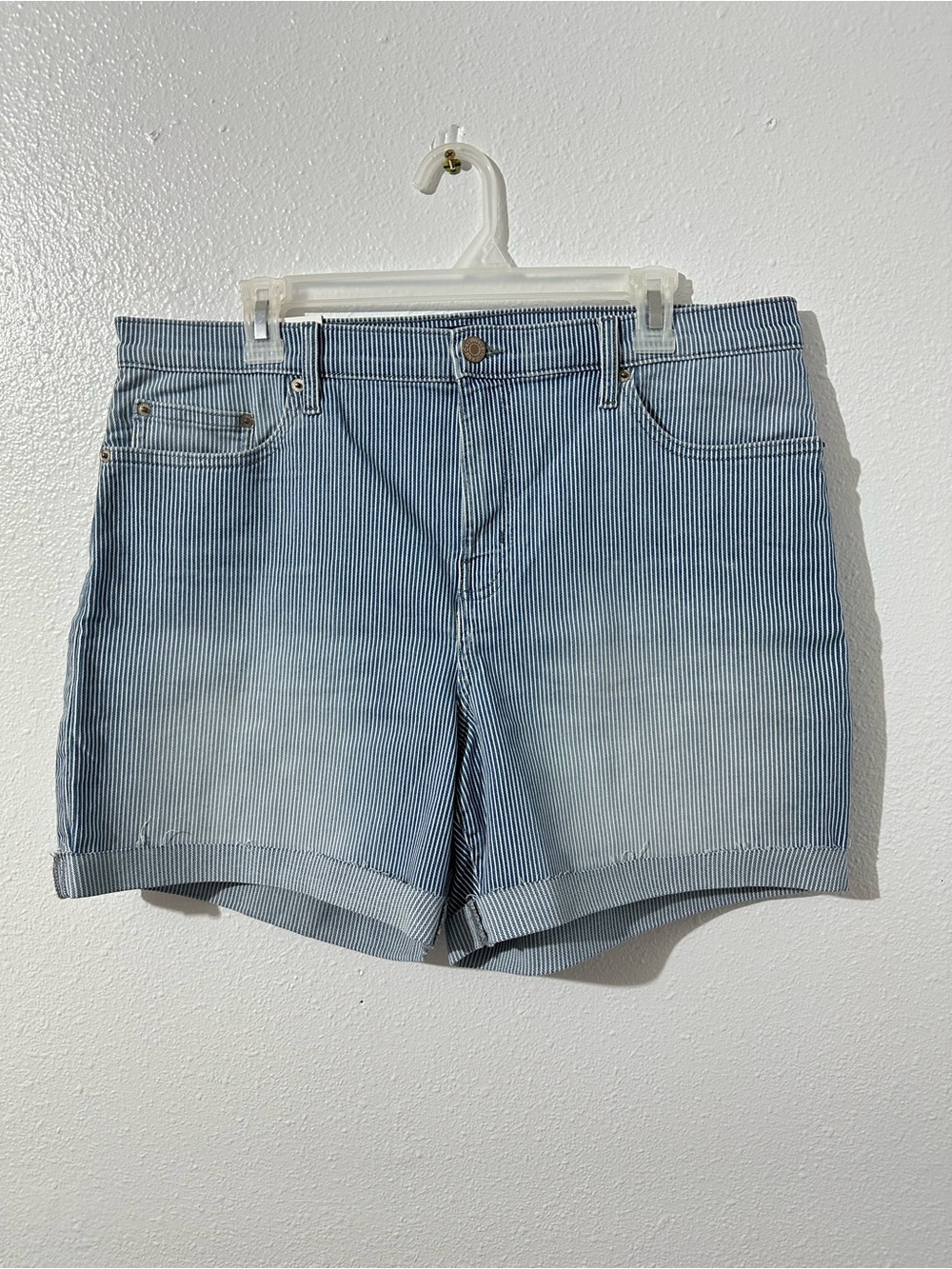 NWT Calvin Klein Jeans Womens Roll Cuff Denim Short Size 16 Railroad Strip